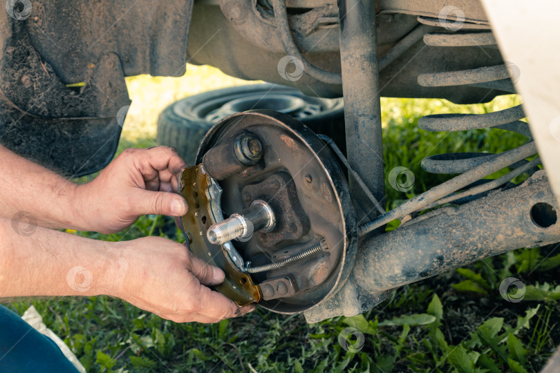 Скачать Замена тормозных колодок на старом автомобиле.  фотосток Ozero