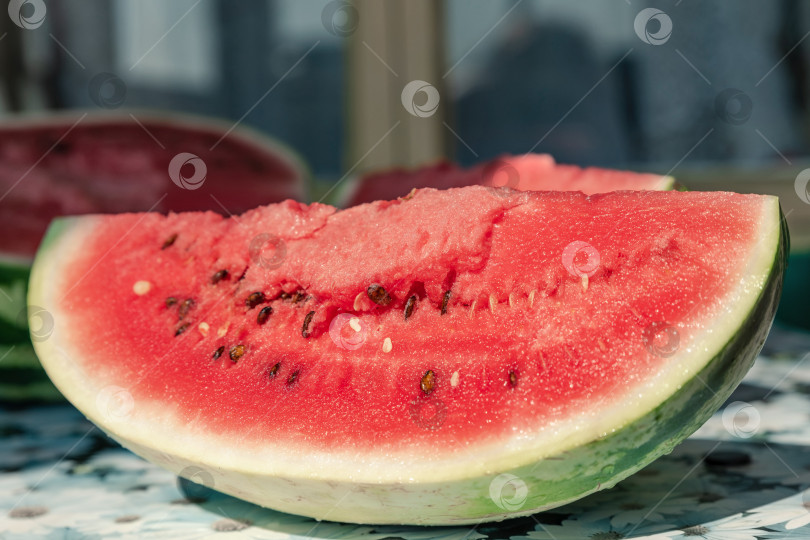 Скачать Кусочек свежего нарезанного арбуза на столе фотосток Ozero
