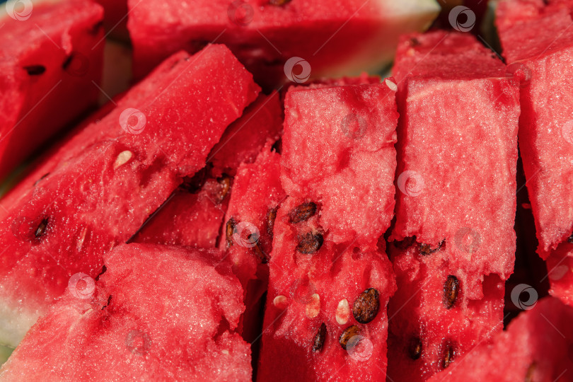 Скачать На столе свежий нарезанный сочный арбуз. фотосток Ozero