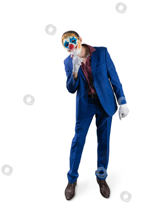 Скачать Мужчина в маске клоуна и деловом костюме. Выделенный на белом фоне. фотосток Ozero