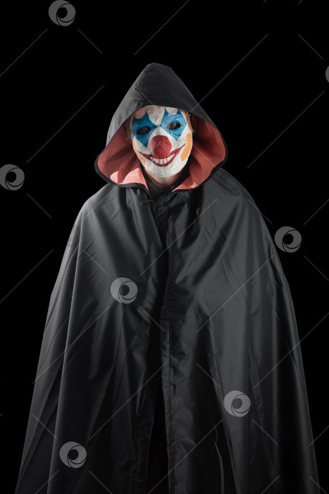 Скачать Клоун на черном фоне. Костюм на Хэллоуин. фотосток Ozero