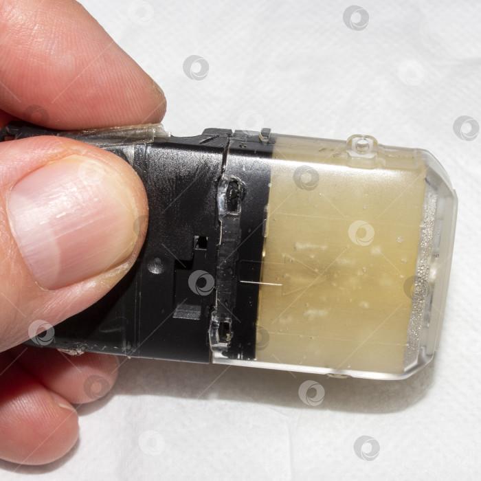 Скачать Одноразовая электронная сигарета в разобранном виде.Заправка вейпа.Разборка вейпа.Фон для вейпа.Принадлежности для курения. фотосток Ozero