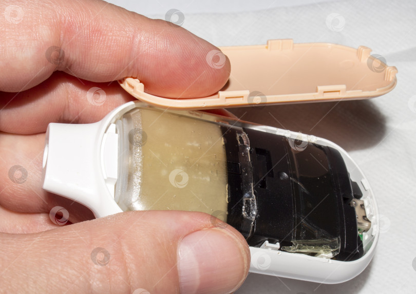 Скачать Одноразовая электронная сигарета в разобранном виде.Заправка вейпа.Разборка вейпа.Фон для вейпа.Принадлежности для курения. фотосток Ozero