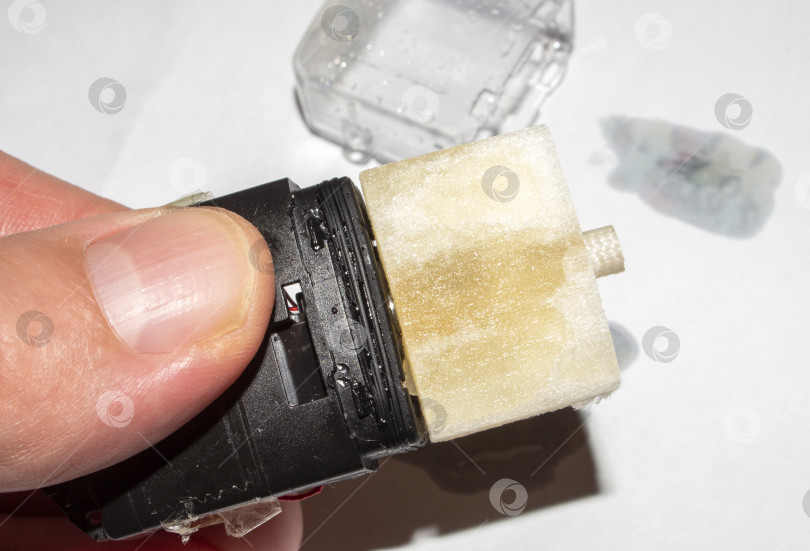 Скачать Одноразовая электронная сигарета в разобранном виде.Заправка вейпа.Разборка вейпа.Фон для вейпа.Принадлежности для курения. фотосток Ozero