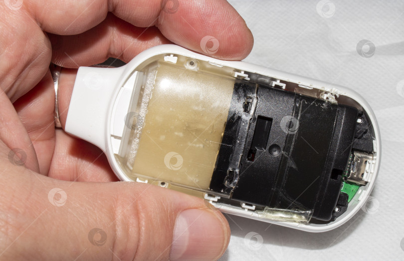 Скачать Одноразовая электронная сигарета в разобранном виде.Заправка вейпа.Разборка вейпа.Фон для вейпа.Принадлежности для курения. фотосток Ozero