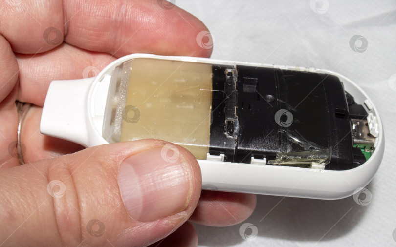 Скачать Одноразовая электронная сигарета в разобранном виде.Заправка вейпа.Разборка вейпа.Фон для вейпа.Принадлежности для курения. фотосток Ozero