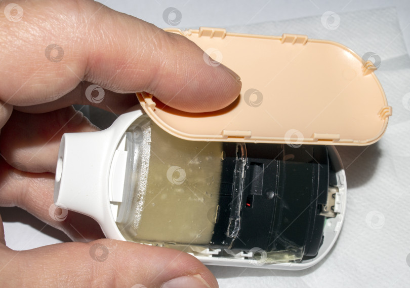 Скачать Одноразовая электронная сигарета в разобранном виде.Заправка вейпа.Разборка вейпа.Фон для вейпа.Принадлежности для курения. фотосток Ozero