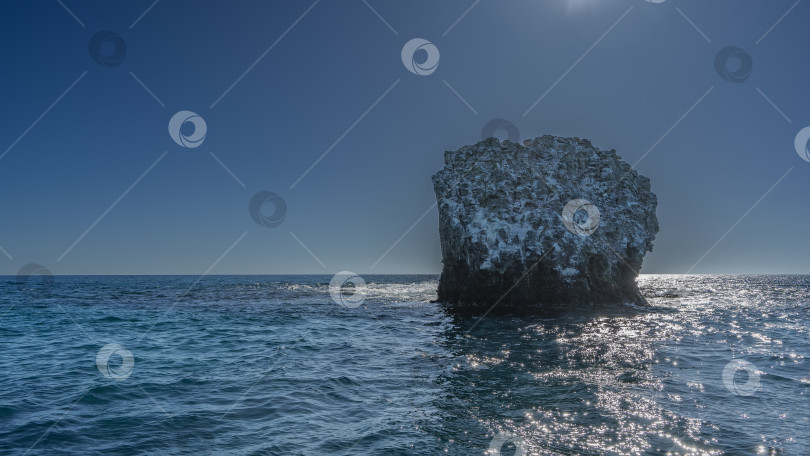 Скачать Маленький скалистый остров в океане. фотосток Ozero