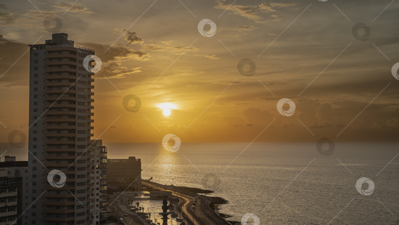 Скачать Закат над океаном. Солнце садится низко. Оранжевое небо. фотосток Ozero