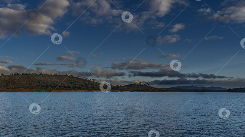 Скачать Прекрасный озерный пейзаж. Вечерний золотой час. фотосток Ozero