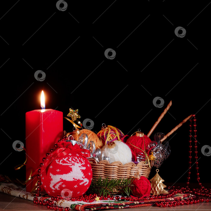 Скачать Новогодняя композиция с вязаными шарами и свечами фотосток Ozero
