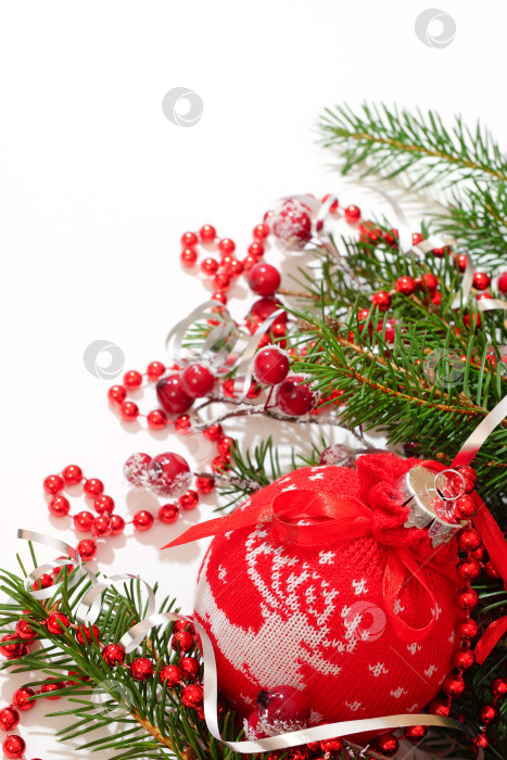 Скачать Новогодняя композиция с красным вязаным шаром. Белый фон фотосток Ozero