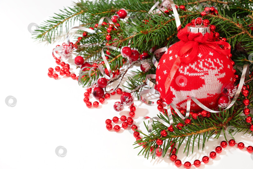 Скачать Новогодняя композиция с красным вязаным шаром. Белый фон фотосток Ozero