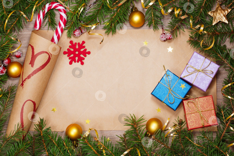 Скачать Рождественский фон с рождественскими игрушками и подарками. Освободите место для текста фотосток Ozero