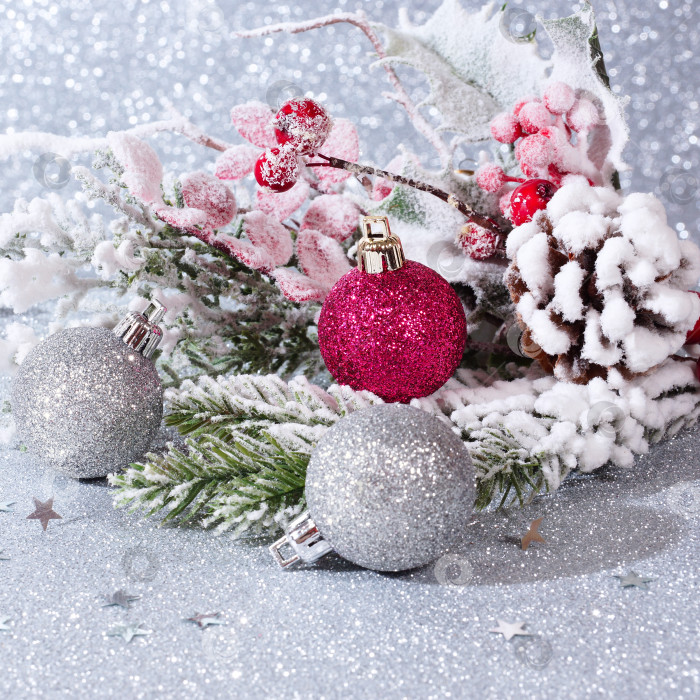 Скачать Рождественская композиция с шарами и еловыми ветками на серебристом фоне фотосток Ozero