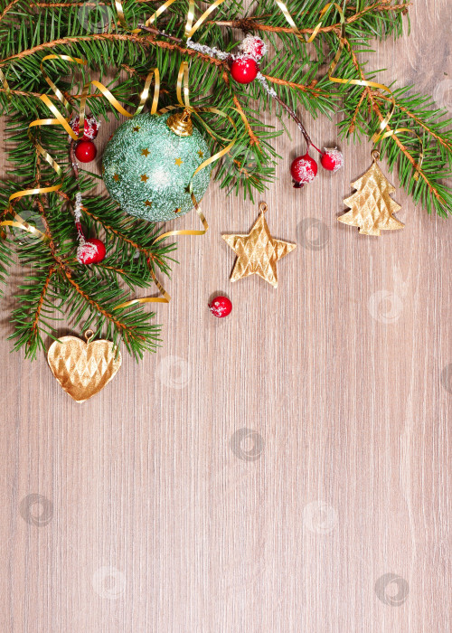 Скачать Рождественский шар и еловые ветки на деревянном фоне фотосток Ozero