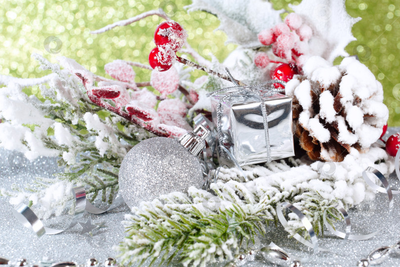 Скачать Рождественская открытка в серебристых и зеленых тонах фотосток Ozero