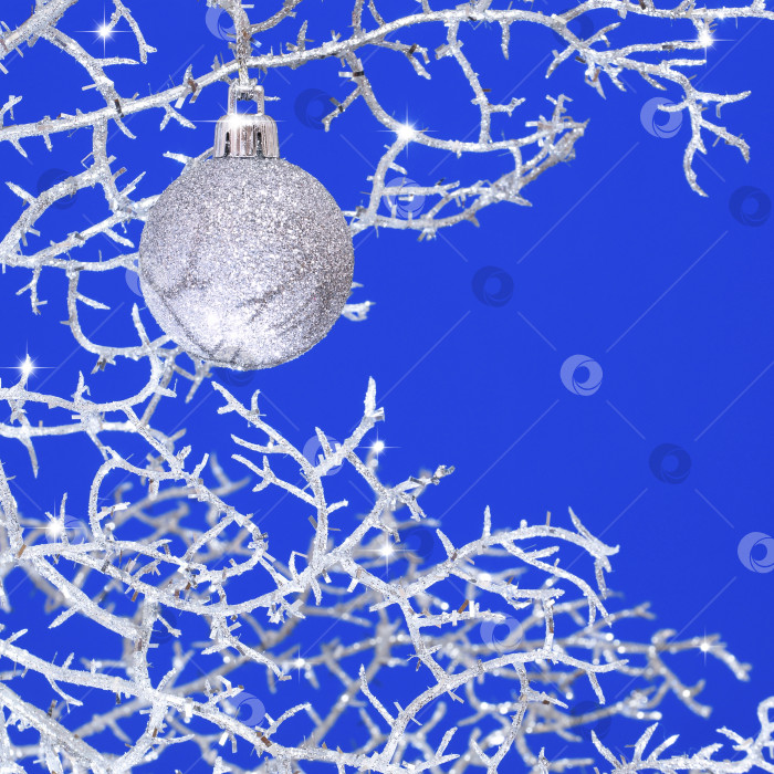 Скачать Новогодний фон с серебряным шаром. Синий фон фотосток Ozero