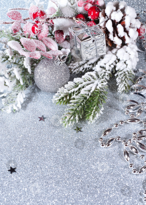 Скачать Новогодняя композиция с подарком и еловыми ветками на серебристом фоне фотосток Ozero