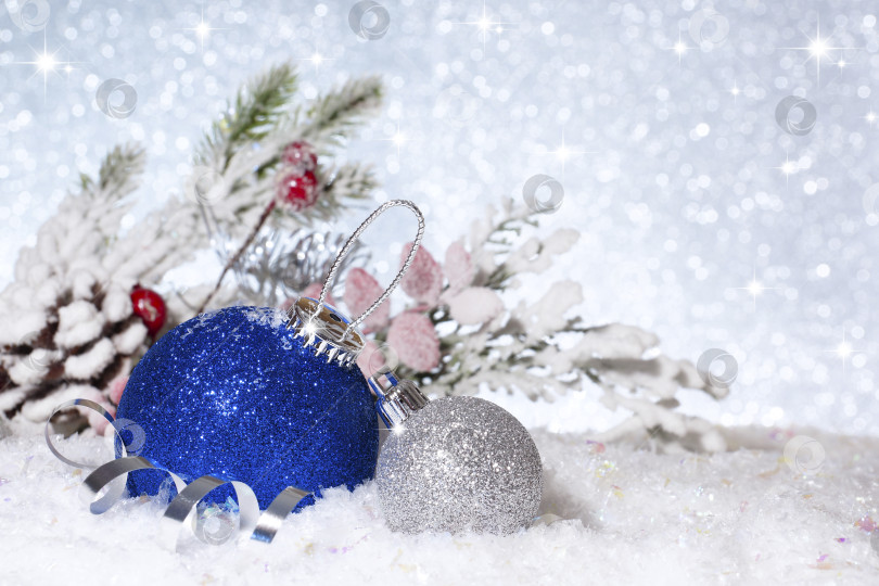 Скачать Синий елочный шар в снегу. Новый год фотосток Ozero