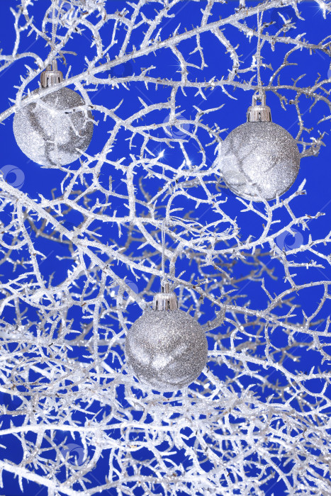 Скачать Новогодний фон с серебряными шарами. Синий фон фотосток Ozero