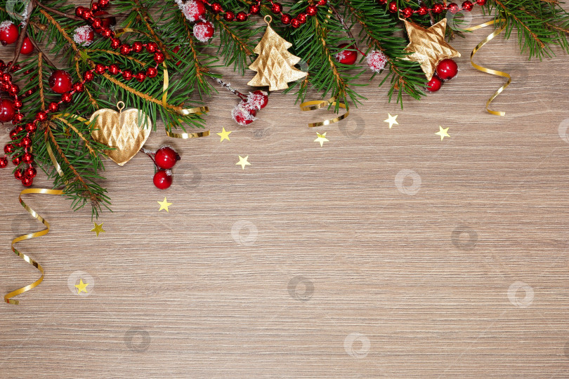 Скачать Рождественские украшения и еловые ветки на деревянном фоне фотосток Ozero