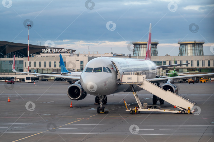 Скачать Самолеты в международном аэропорту. фотосток Ozero