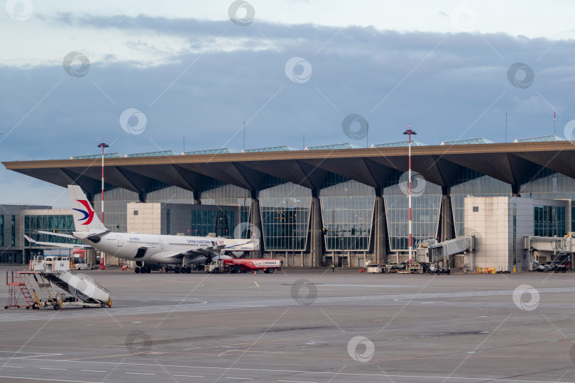 Скачать Самолеты в международном аэропорту. фотосток Ozero