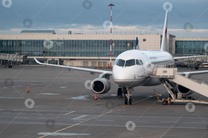 Скачать Самолеты в международном аэропорту. фотосток Ozero