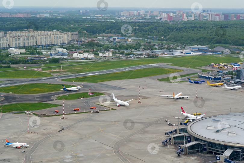 Скачать Самолеты в международном аэропорту. фотосток Ozero