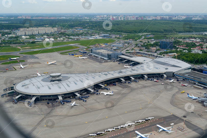 Скачать Самолеты в международном аэропорту. фотосток Ozero