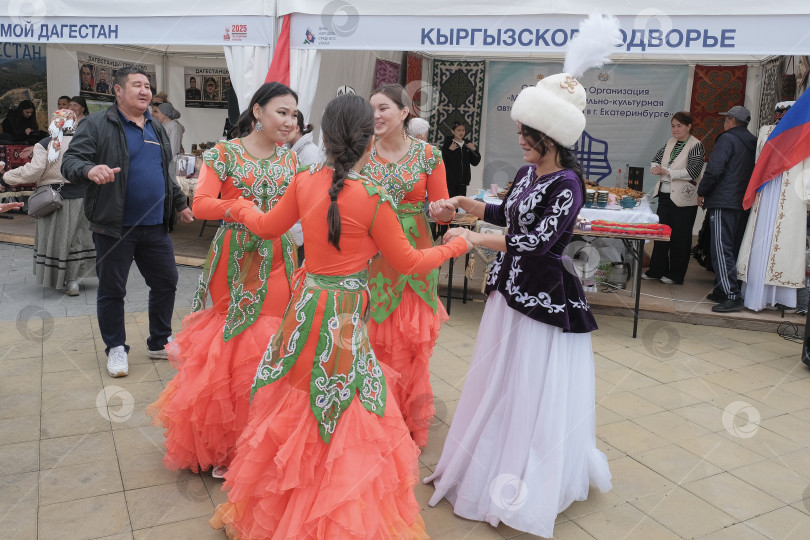 Скачать Кыргызстанки танцуют в национальных костюмах на фестивале "День народов Среднего Урала" фотосток Ozero