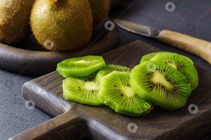Скачать Ломтики свежего зеленого киви для полезного перекуса фотосток Ozero
