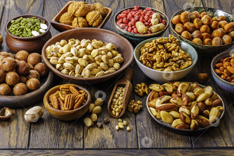 Скачать Изысканная смесь орехов, идеально подходящая для перекуса или приема пищи фотосток Ozero