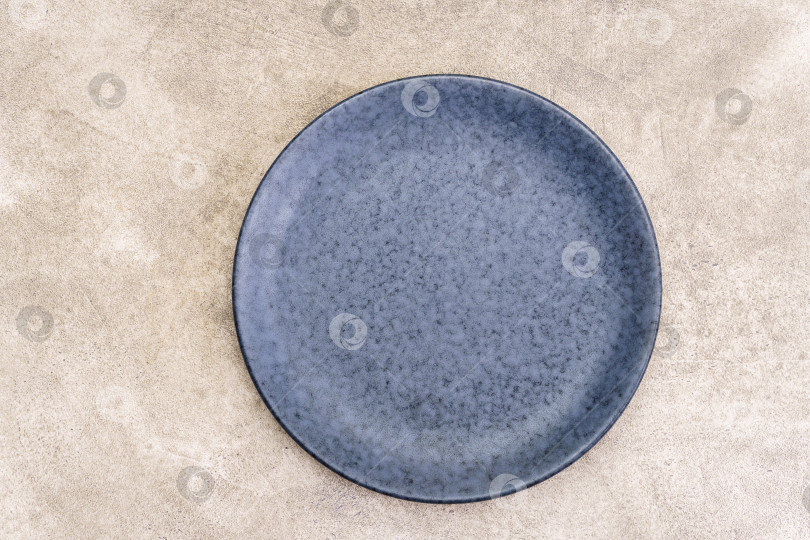 Скачать Синяя тарелка на матово-сером фоне фотосток Ozero