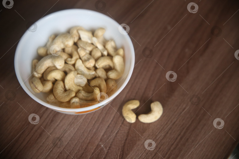 Скачать Орехи кешью на столе фотосток Ozero
