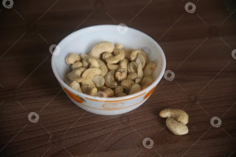 Скачать Орехи кешью на столе фотосток Ozero
