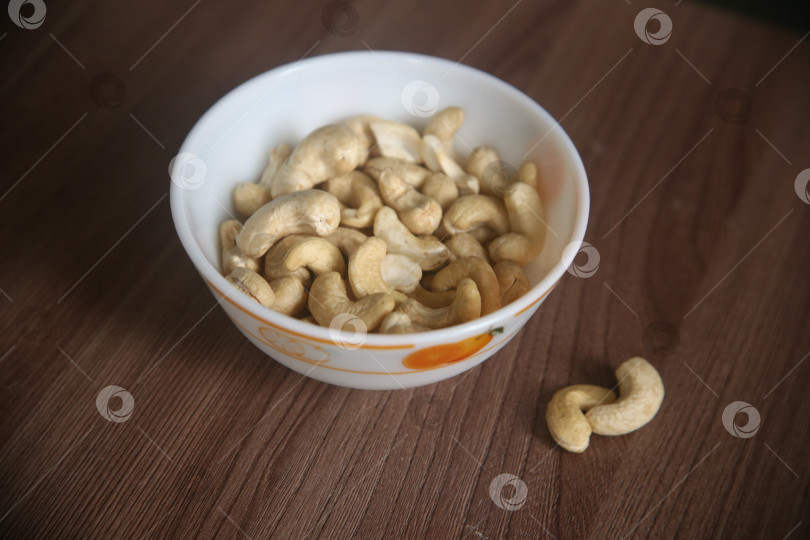 Скачать Орехи кешью в тарелка фотосток Ozero