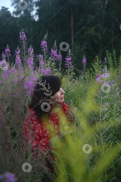 Скачать Девушка среди растений фотосток Ozero