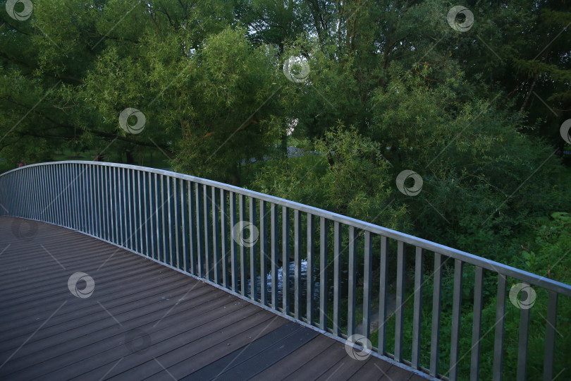 Скачать Пейзаж с деревьями, кустарниками и парком фотосток Ozero