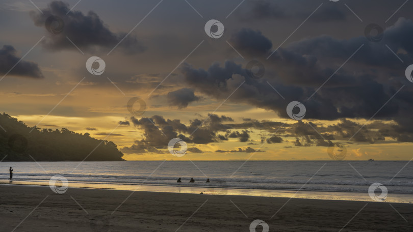 Скачать Вечер после захода солнца на тропическом острове. фотосток Ozero