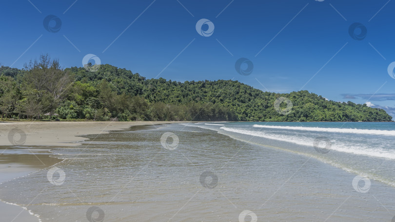 Скачать Тропический пляж без людей. Волны бирюзового океана пенятся фотосток Ozero