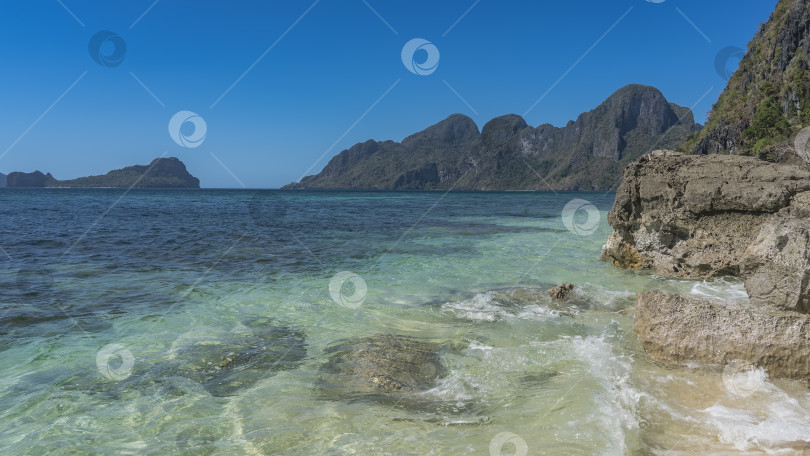 Скачать Прекрасный морской пейзаж. Кристально чистая бирюзовая вода. фотосток Ozero