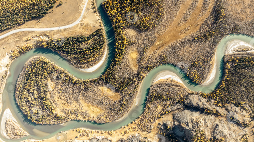Скачать Извилистая река, вид с высоты птичьего полета. фотосток Ozero