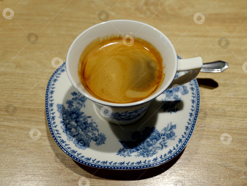 Скачать Кофе в фарфоровой белой посуде с голубым рисунком фотосток Ozero