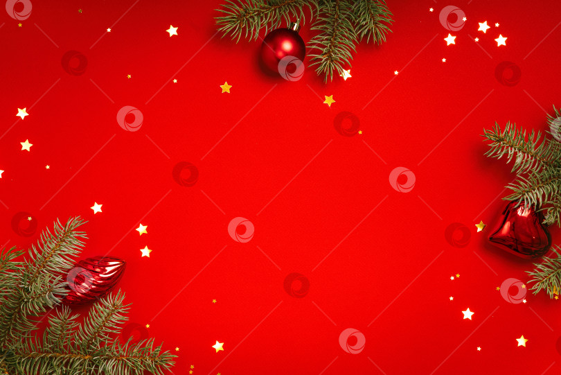 Скачать Красный рождественский фон с еловыми уголками и звездами, большое пространство для копирования фотосток Ozero