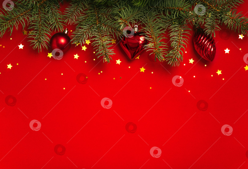 Скачать Красный рождественский фон с еловыми ветками и звездами, пространство для копирования фотосток Ozero