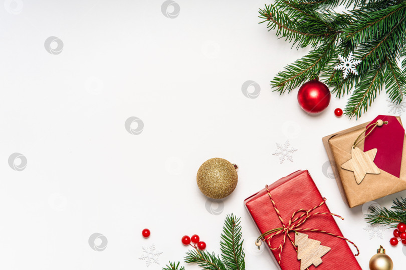 Скачать Плоские эко-рождественские подарки с сосновыми ветками, пространство для копирования фотосток Ozero