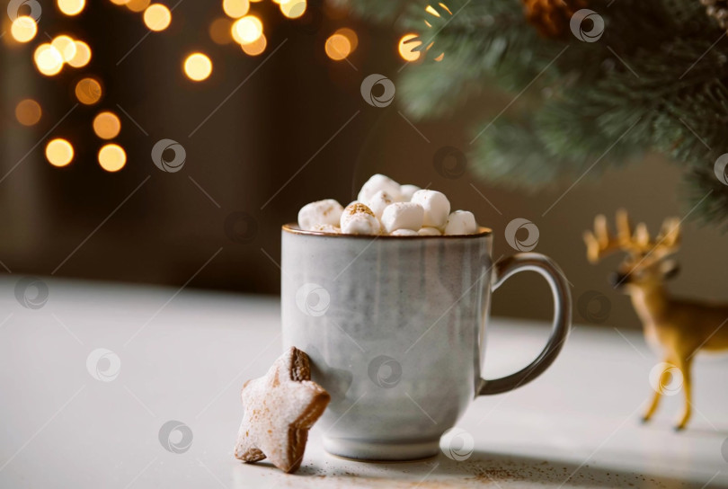 Скачать Фоновое видео рождественское зимнее какао, дымящееся на орбите камеры вокруг кружки фотосток Ozero