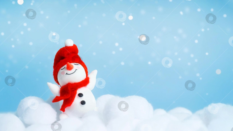 Скачать На заднем плане снеговик машет руками, наслаждаясь снегопадом фотосток Ozero